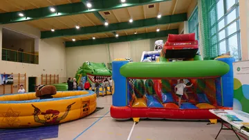 Sala gimnastyczna z dmuchanymi atrakcjami dla dzieci podczas ferii