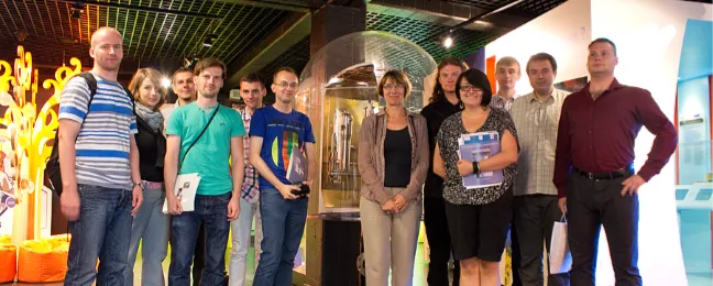 Kilkanaście osób z zespołu Fundacji pozuje na wystawie w muzeum
