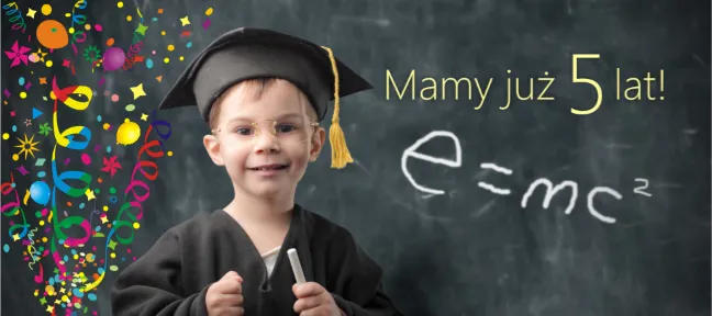 Grafika jubileuszowa: dziecko w birecie przy tablicy z wzorem E=mc² i napisem „Mamy już 5 lat!”