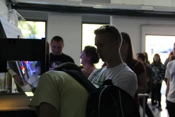 Młodzież przy ekspozycji z ekranami