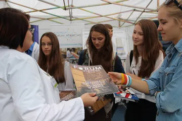 Młodzież przegląda czasopismo „Forum Atomowe” przy stoisku