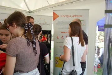 Zwiedzający przy planszy „Energia jądrowa”