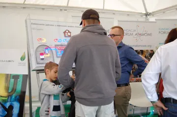 Zwiedzający przy planszy o elektrowni jądrowej z reaktorem wodno-ciśnieniowym