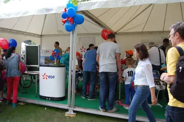 Namiot z balonami i stoiskiem EDF w ogrodzie ambasady