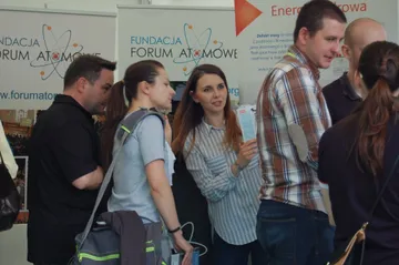 Rozmowa ze zwiedzającymi przy roll-upach Fundacji