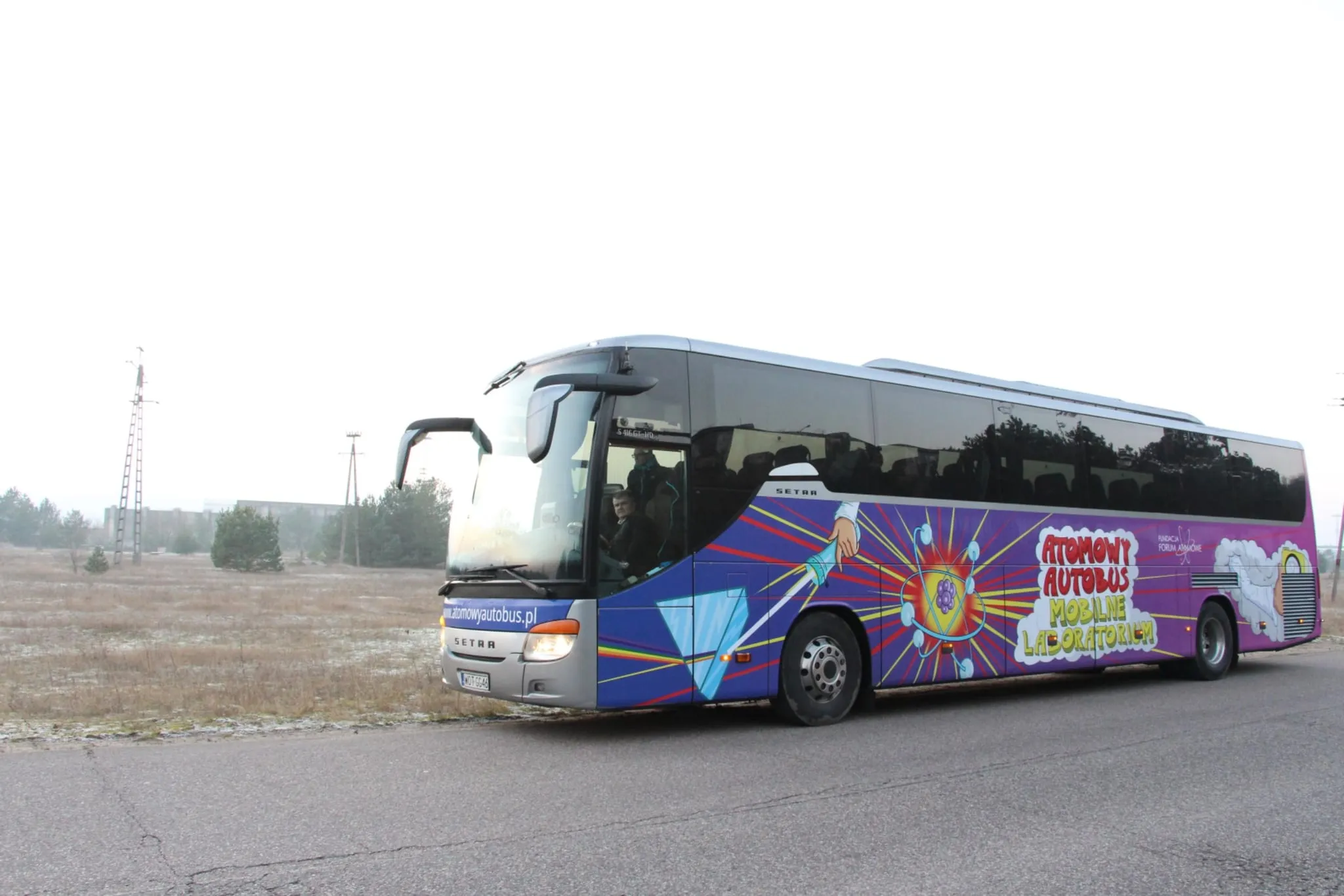 Fioletowy Atomowy Autobus na drodze