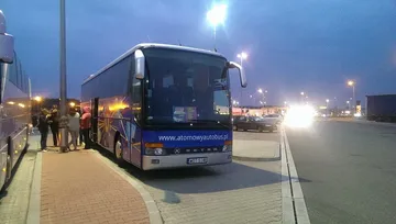 Atomowy Autobus wieczorem na parkingu w drodze powrotnej do Warszawy