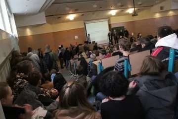 Studenci wypełniają salę wykładową podczas seminarium