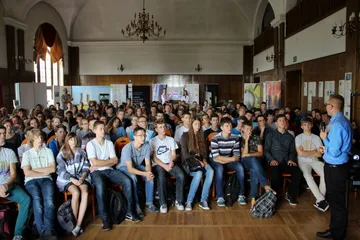 Uczniowie wypełniają salę podczas wykładu