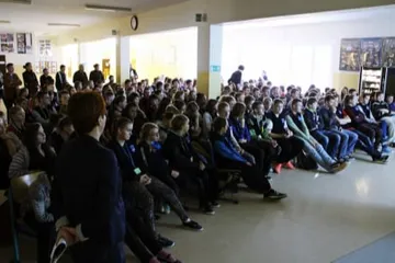 Pełna sala uczniów podczas wykładu