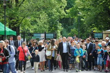 Tłum gości pikniku z okazji Dnia Dziecka