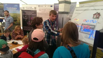 Dzieci przy planszy z makietą elektrowni jądrowej
