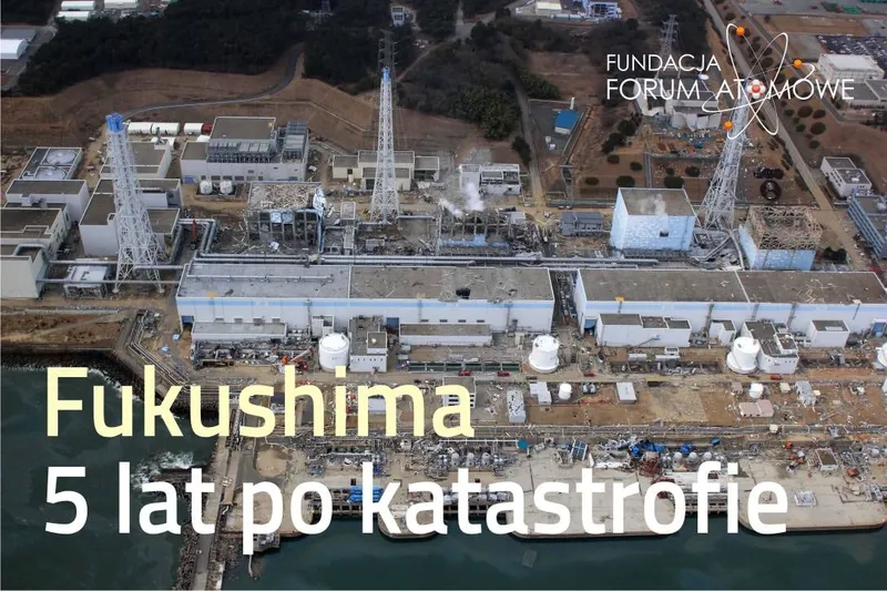 Widok z lotu ptaka na elektrownię Fukushima Daiichi i napis „Fukushima 5 lat po katastrofie”