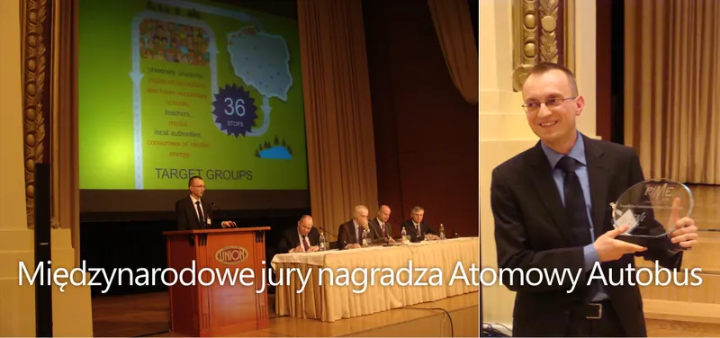 Prezentacja Atomowego Autobusu na scenie konferencji i osoba ze szklaną statuetką; napis „Międzynarodowe jury nagradza Atomowy Autobus”