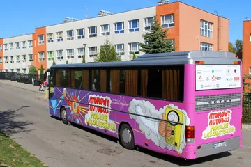 Atomowy Autobus przed budynkiem szkoły