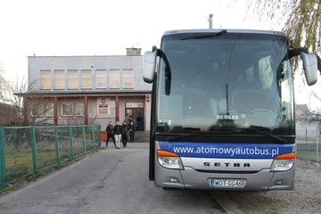 Atomowy Autobus przed budynkiem szkoły w Gnieżdżewie