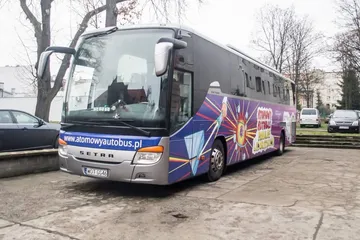 Atomowy Autobus przed budynkiem szkoły