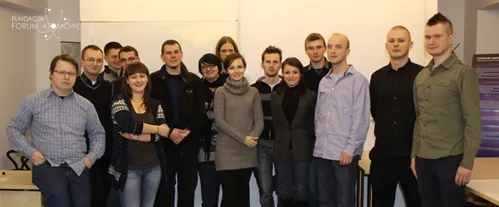 Kilkanaście osób – wolontariusze Fundacji – pozuje do wspólnego zdjęcia w sali