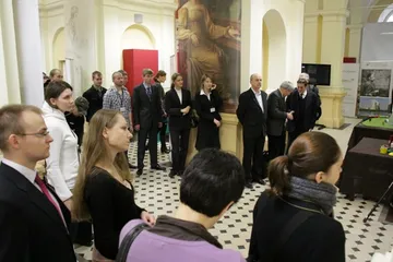 Goście inauguracji w holu Starej Biblioteki Uniwersytetu Warszawskiego