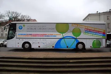 Biały Atomowy Autobus – Mobilne Laboratorium z wypisaną trasą po ośrodkach akademickich