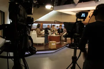 Studio telewizyjne z kamerami podczas rozmowy o Atomowym Autobusie