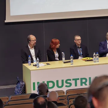 Panel dyskusyjny na Industria Nuclear Days: uczestnicy za stołem z napisem Industria