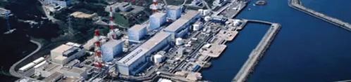 Widok z lotu ptaka na elektrownię jądrową na wybrzeżu Japonii