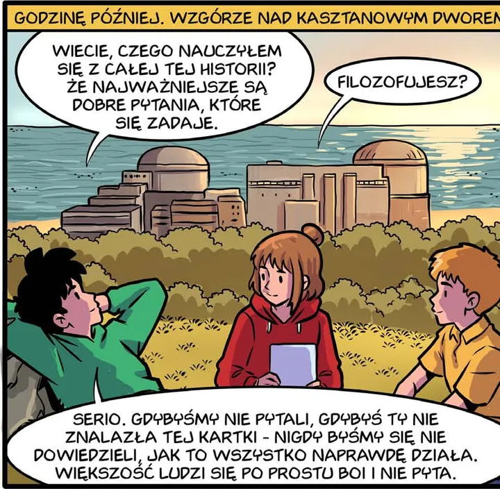 Kadr ze strony 24: Julia, Szymon i Filip na wzgórzu, w dole elektrownia jądrowa nad morzem