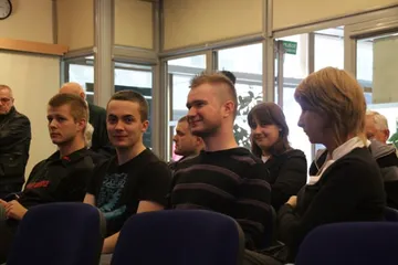 Słuchacze konferencji prasowej w sali PAP