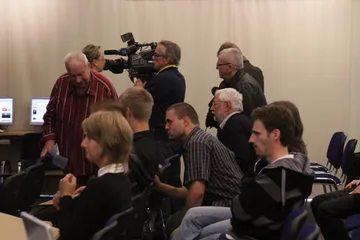 Dziennikarze z kamerą i uczestnicy konferencji w sali PAP