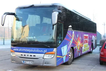 Atomowy Autobus na parkingu przy szkole w Kostkowie