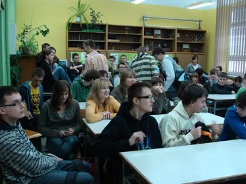 Uczniowie liceum w pracowni po wykładzie