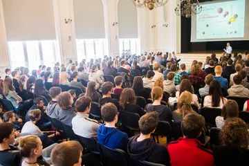 Pełna aula szkolna podczas wykładu
