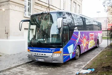 Atomowy Autobus przed budynkiem szkoły