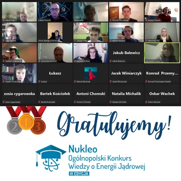 Uczestnicy zdalnego finału III edycji konkursu Nukleo w oknach wideokonferencji, medale i napis „Gratulujemy!”
