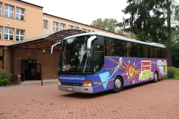 Atomowy Autobus przed budynkiem liceum