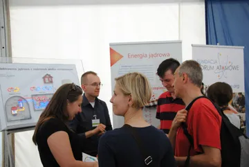 Rozmowa przy planszach o energii jądrowej na stoisku