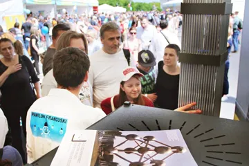 Tłum zwiedzających przy stoisku z makietą kasety paliwowej