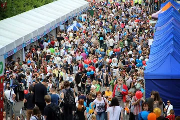 Tłumy zwiedzających między namiotami Pikniku Naukowego