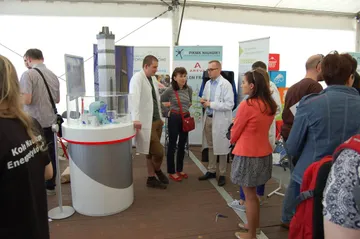Stoisko z makietą reaktora i makietą kasety paliwowej w namiocie Pawilonu Francuskiego