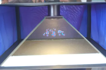Hologram atomów w gablocie na stoisku