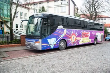 Atomowy Autobus przed budynkiem szkoły