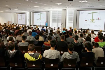 Pełna sala uczniów podczas wykładu