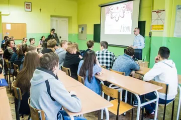 Uczniowie w sali lekcyjnej podczas wykładu
