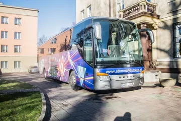 Atomowy Autobus na dziedzińcu szkoły w słońcu