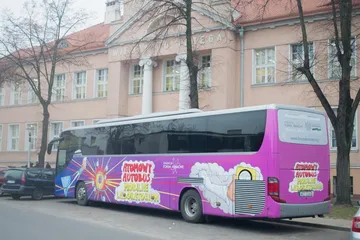Atomowy Autobus przed zabytkowym budynkiem szkoły