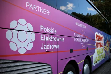 Bok fioletowego Atomowego Autobusu z logo partnera – Polskich Elektrowni Jądrowych