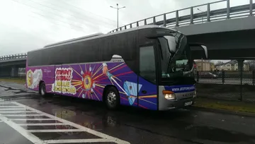 Atomowy Autobus na mokrej drodze pod wiaduktem w drodze na Pomorze