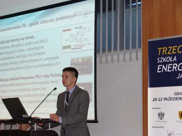 Osoba przy mównicy omawia slajd o programie polskiej energetyki jądrowej