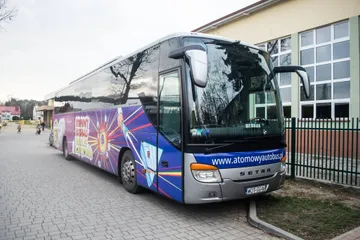 Atomowy Autobus przed budynkiem szkoły